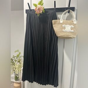 Chic Black Pleated Maxi Skirt